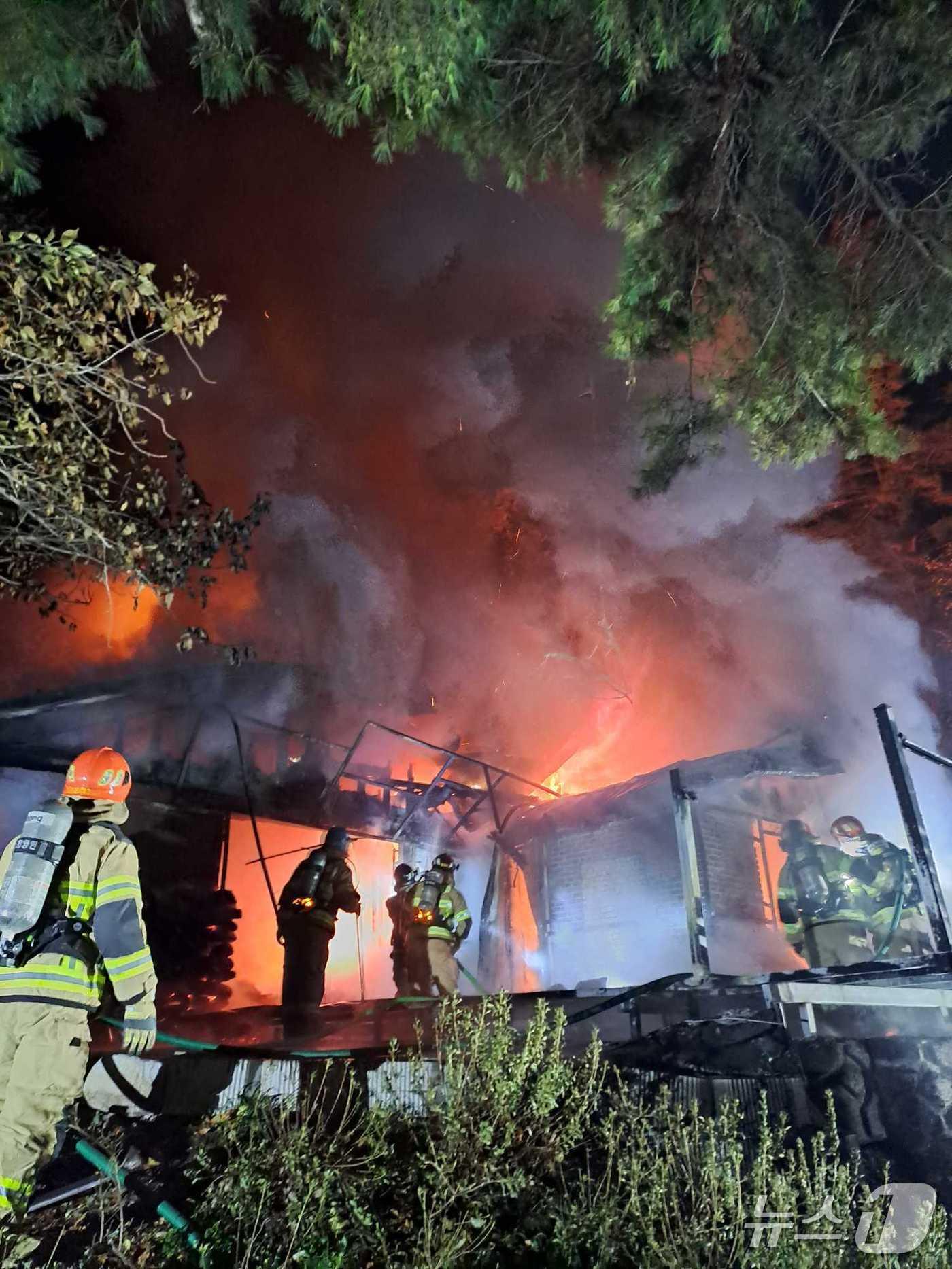본문 이미지 - 강원 강릉 왕산면의 한 단독주택 화재 현장.(강원도소방본부 제공, 재판매 및 DB금지)