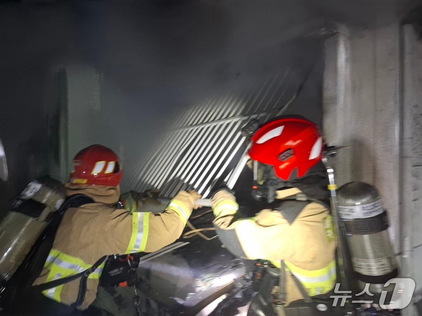 본문 이미지 - 5일 오전 4시 51분쯤 창원시 진해구 여좌동의 한 단층 단독주택에서 불이 나 소방이 진화에 나서고 있다.(창원소방본부 제공. 재판매 및 DB금지)