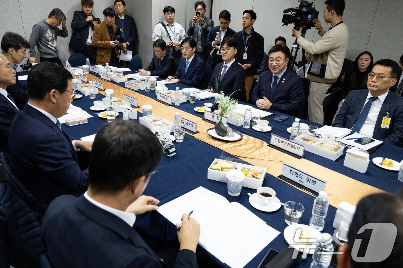 윤호중 행정안전부 장관이 5일 서울 여의도 국회에서 열린 2026년도 예산안 등 논의를 위한 행정안전위원회 당정협의에서 모두 발언을 하고 있다. 2025.11.5/뉴스1 ⓒ News1 유승관 기자