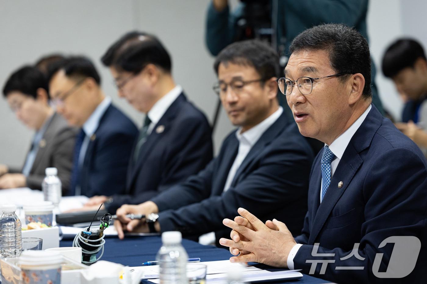 신정훈 국회 행정안전위원장이 5일 서울 여의도 국회에서 열린 행정안전부 2026년도 예산안 등 논의를 위한 행정안전위원회 당정협의에서 모두 발언을 하고 있다. 2025.11.5/뉴스1 ⓒ News1 유승관 기자