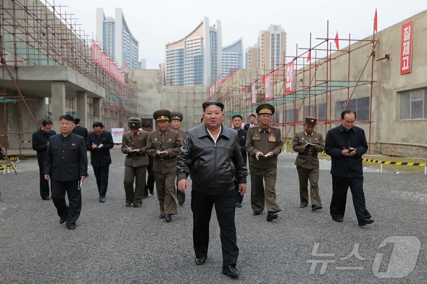 &#40;평양 노동신문=뉴스1&#41; = 북한 노동당 기관지 노동신문은 5일 &#34;김정은 동지께서 4일 학용품 공장과 교구비품공장 건설사업을 현지지도하셨다&#34;라고 보도했다. [국내에서만 사용가능. 재배포 금지. DB 금지. For Use Only in the Republic of Korea. Redistribution Prohibited] rodongphoto@news1.kr