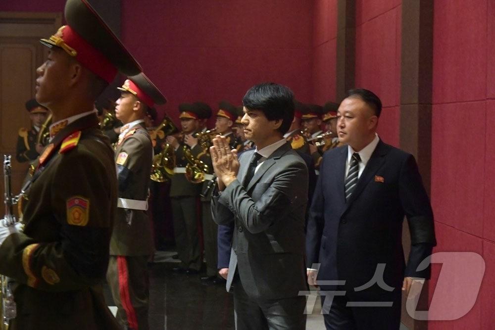 본문 이미지 - &#40;평양 노동신문=뉴스1&#41; = 북한 노동당 기관지 노동신문은 5일 &#34;김영남 동지의 서거에 당, 정권, 무력기관, 성, 중앙기관 일꾼&#40;간부&#41;들이 4일 고인의 영구를 찾아 조의를 표했다&#34;라고 보도했다. 주북 중국대사, 베트남 대사도 조문을 했다고 신문은 전했다. [국내에서만 사용가능. 재배포 금지. DB 금지. For Use Only in the Republic of Korea. Redistribution Prohibited] rodongphoto@news1.kr