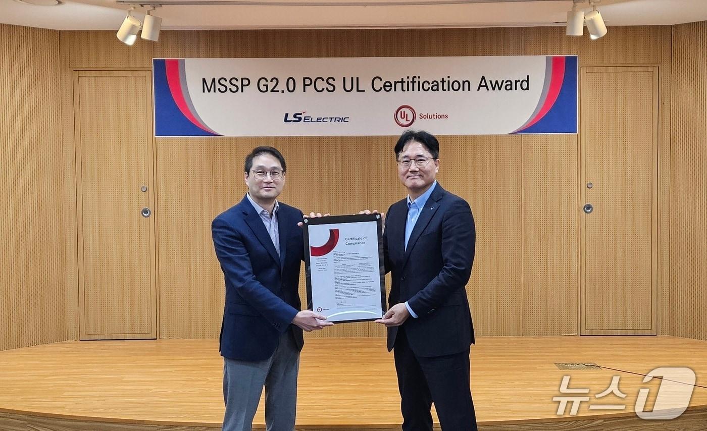 LS일렉트릭이 4일 안양 글로벌 R&D 캠퍼스에서 &#39;UL 1741&#39; 인증서 수여식을 가졌다. 서장철 LS일렉트릭 전력연구개발본부장 겸 최고기술책임자&#40;CTO&#41;&#40;오른쪽&#41;, 웨슬리 궉&#40;Wesley Kwok&#41; UL 솔루션즈&#40;UL Solutions&#41; 신재생에너지 및 산업 자동화&#40;EIA&#41; 총괄 부사장&#40;VP& GM&#41;&#40;왼쪽&#41;이 기념촬영하는 모습.&#40;LS일렉트릭 제공&#41;