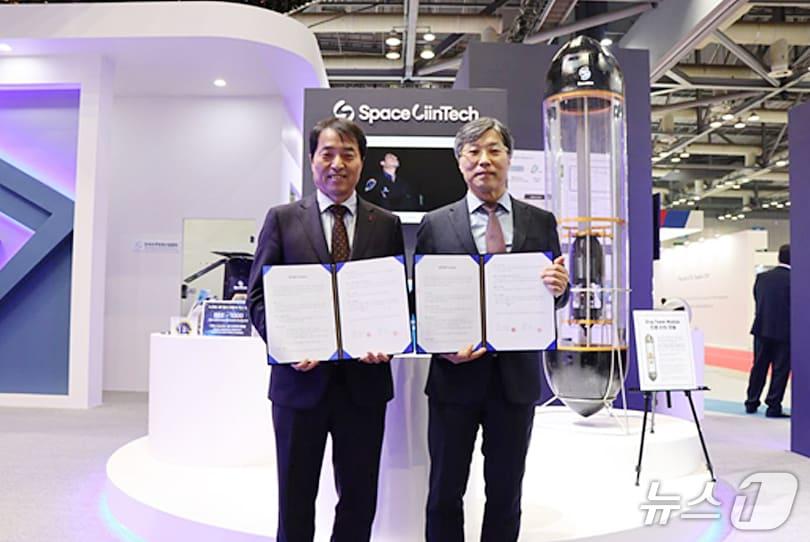 본문 이미지 - 스페이스린텍 윤학순(왼쪽) 대표이사와 스텝랩 오현웅 대표이사가 일산 킨텍스 전시장에서 MOU 협약서를 들고 기념 촬영하고 있다. (스텝랩 제공. 재판매 및 DB금지) 2025.11.5/뉴스1