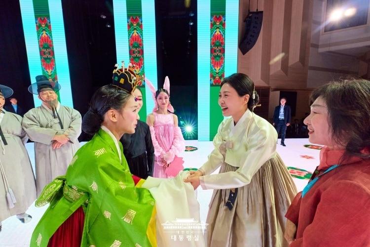 본문 이미지 - &#39;단심&#39; 예술단원들을 격려하는 김혜경 여사&#40;국립정동극장 제공&#41;