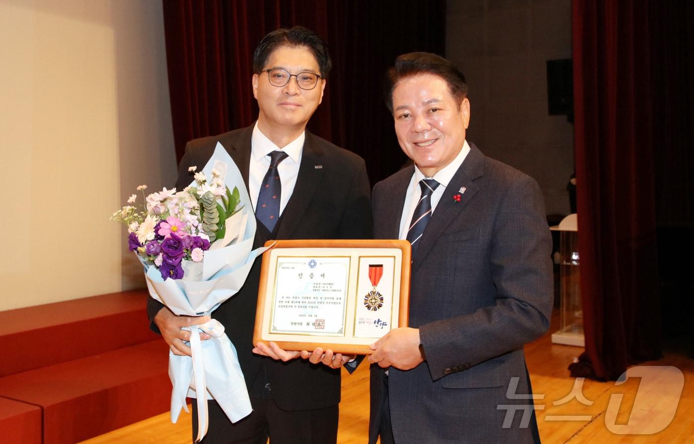 4일 2025 안양시 우수기업 시상식에 참석한 이수민 노루페인트 대표이사&#40;왼쪽&#41;와 최대호 안양시장 &#40;노루페인트 제공. 재판매 및 DB금지&#41; ⓒ News1 장시온 기자