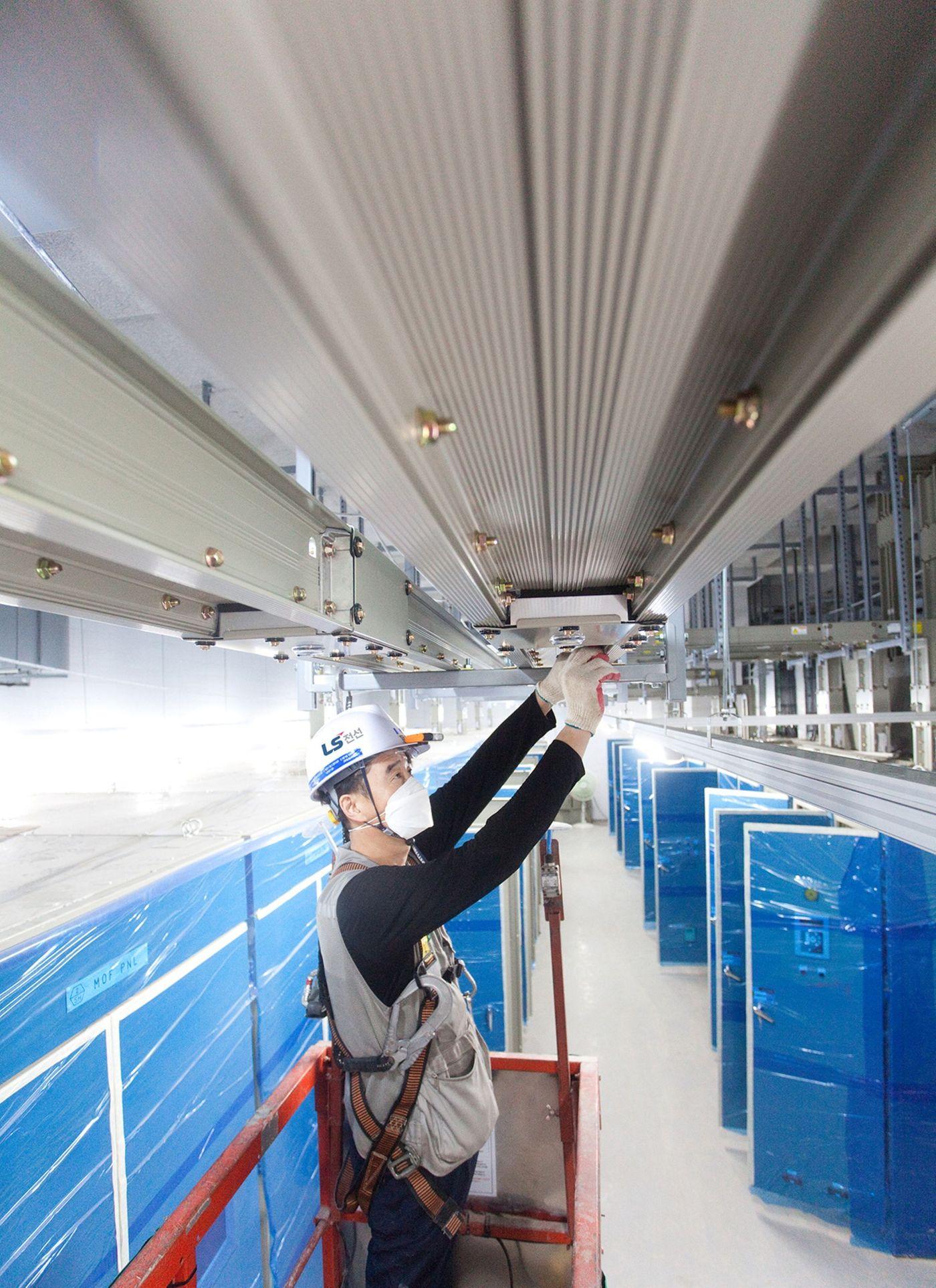 본문 이미지 - LS전선 직원이 버스덕트 시스템을 설치하고 있다(LS전선 제공). ⓒ 뉴스1