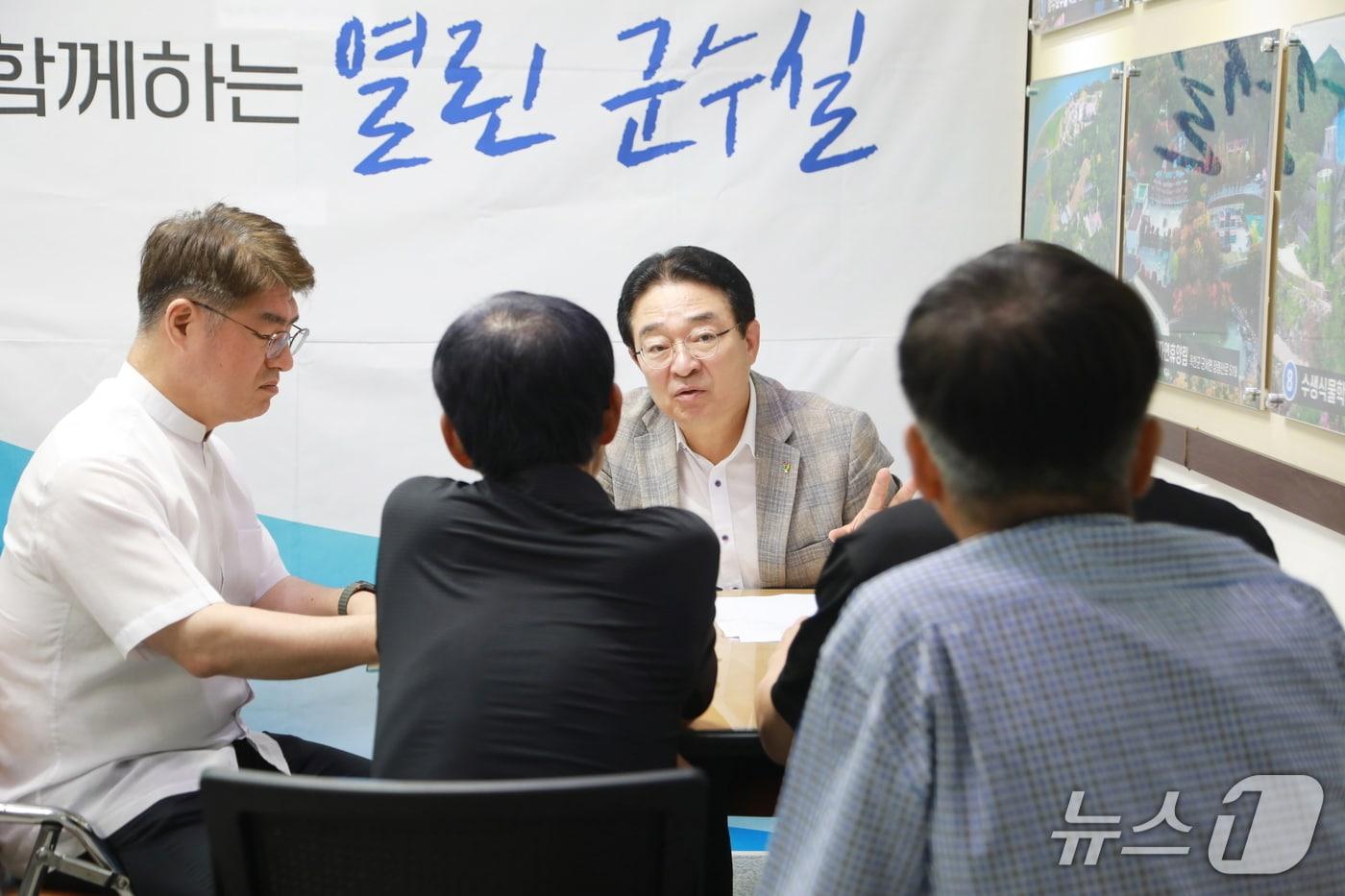 민원 상담하는 황규철 옥천군수 &#40;옥천군 제공. 재판매 및 DB금지&#41; /뉴스1