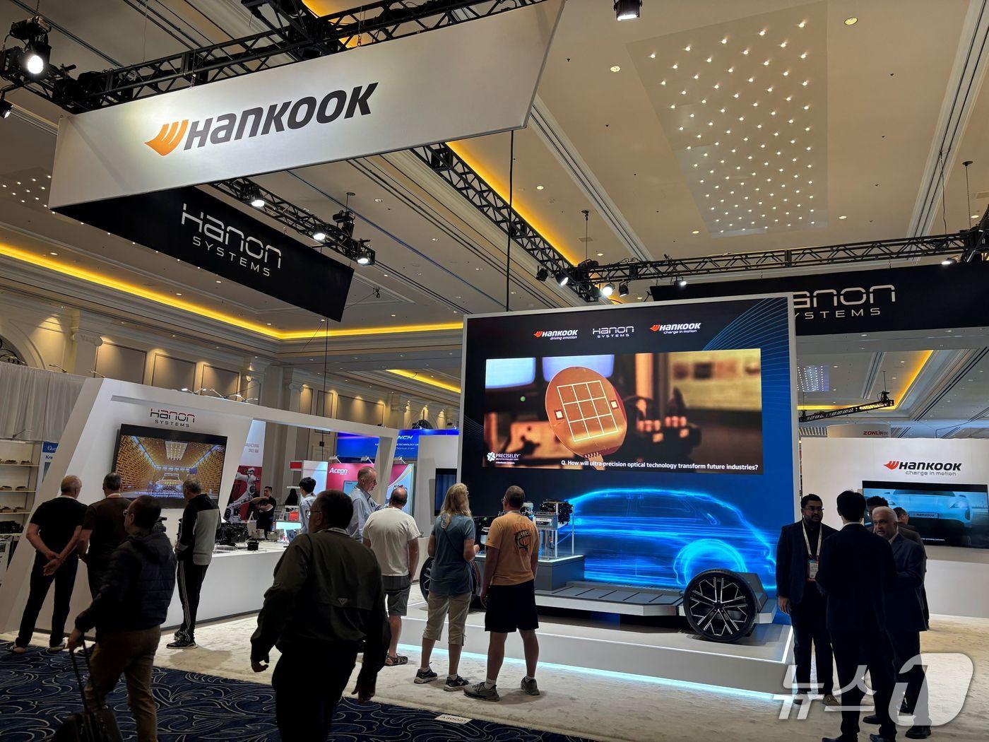 본문 이미지 - 4일&#40;현지시각&#41; 미국 라스베가스에서 개막한 글로벌 최대 자동차부품 전시회 &#39;AAPEX 2025&#39;에서 한국앤컴퍼니그룹&#40;한국앤컴퍼니·한온시스템·한국타이어앤테크놀로지&#41;이 부스에 전시한 메인 목업&#40;mock-up&#41; 차량을 방문객들이 관람하고 있다. &#40;한국앤컴퍼니그룹 제공&#41; 