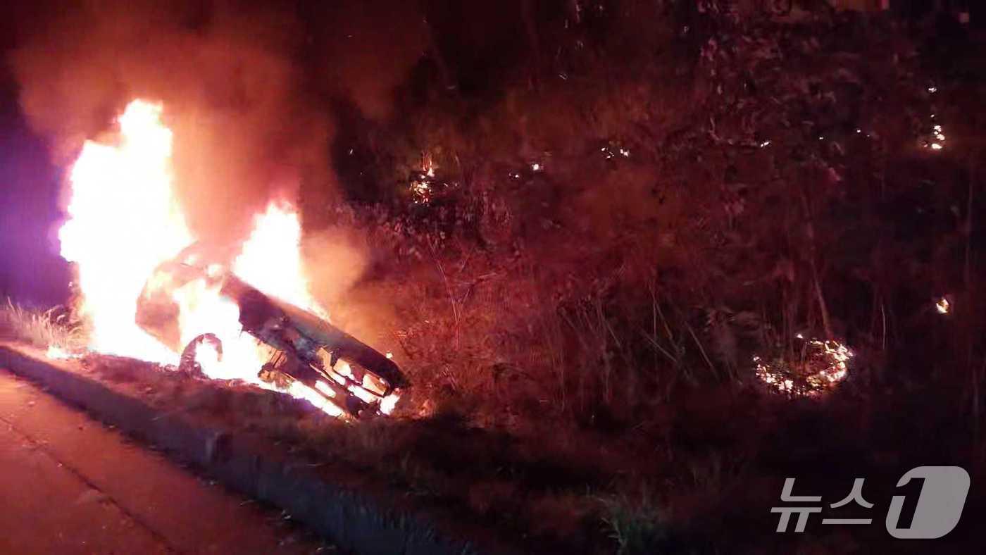 본문 이미지 - 강원 삼척 원덕읍 도로 차량 화재 현장.(강원도소방본부 제공, 재판매 및 DB금지)