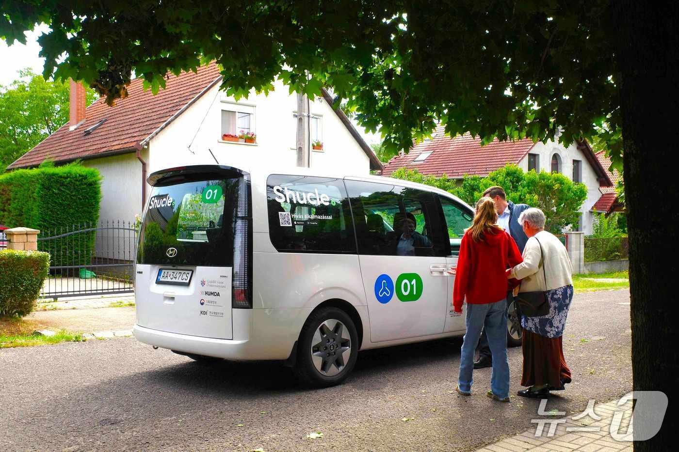 헝가리 북부 괴될뢰 지역에서 지난 8월부터 10월까지 약 11주간 운영된 현대자동차·기아의 수요응답교통 &#39;셔클&#39;을 지역 주민들이 이용하는 모습&#40;자료사진. 현대차·기아 제공&#41;. 2025.11.05.