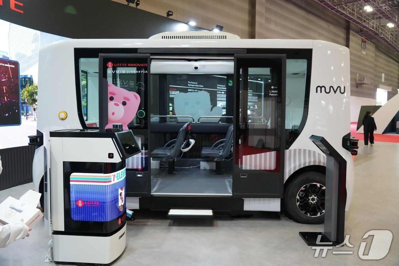 롯데글로벌로지스가 운용하는 배송 로봇&#40;왼쪽&#41; 및 자율주행 버스 &#40;롯데글로벌로지스 제공&#41;