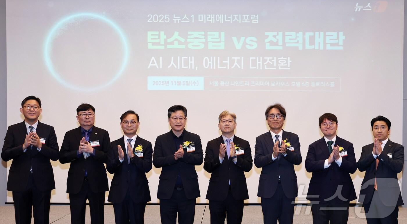 안호영 국회 기후에너지환경노동위원장과 이영섭 뉴스1 대표이사 등 참석자들이 5일 오전 서울 용산구 나인트리 프리미어 로카우스 호텔 용산에서 &#39;탄소중립 vs 전력대란 - AI시대, 에너지 대전환&#39;을 주제로 열린 &#39;2025 뉴스1 미래에너지포럼&#39;&#40;NFEF 2025&#41;에서 기념촬영을 하고 있다. 왼쪽부터 유승훈 서울과학기술대학교 교수, 이일규 한국환경산업기술원 환경기술처장, 김호철 2050 탄소중립녹색성장위원회 에너지전환국장, 안호영 위원장, 이영섭 대표, 금한승 기후에너지환경부 제1차관, 최한창 기후에너지환경부 기후위기대응단 부단장, 이성학 한국전력 송변전걸설단 건설혁신실장. 2025.11.5/뉴스1 ⓒ News1 구윤성 기자