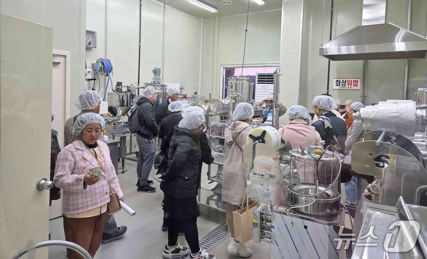 미얀마 식품협회 회원사 대표단이 용인시 농업기술센터에서 시설을 살펴보고 있는 모습.&#40;용인시 제공&#41;