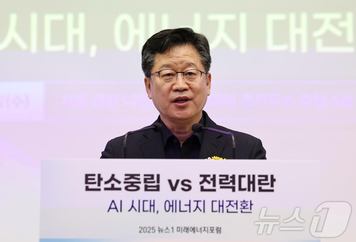 안호영 국회 기후에너지환경노동위원장이 5일 오전 서울 용산구 나인트리 프리미어 로카우스 호텔 용산에서 &#39;탄소중립 vs 전력대란 - AI시대, 에너지 대전환&#39;을 주제로 열린 &#39;2025 뉴스1 미래에너지포럼&#39;&#40;NFEF 2025&#41;에서 축사를 하고 있다. 2025.11.5/뉴스1 ⓒ News1 구윤성 기자