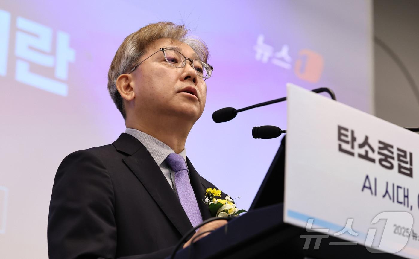 이영섭 뉴스1 대표이사가 5일 오전 서울 용산구 나인트리 프리미어 로카우스 호텔 용산에서 &#39;탄소중립 vs 전력대란 - AI시대, 에너지 대전환&#39;을 주제로 열린 &#39;2025 뉴스1 미래에너지포럼&#39;&#40;NFEF 2025&#41;에서 개회사를 하고 있다. 2025.11.5/뉴스1 ⓒ News1 구윤성 기자