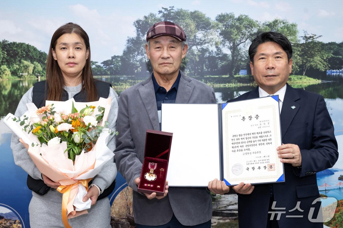 본문 이미지 - 제천시, 6.25전쟁 참전용사 고 조익경 유족에 무공훈장 전수.(제천시 제공, 재판매 및 DB금지)/뉴스1 
