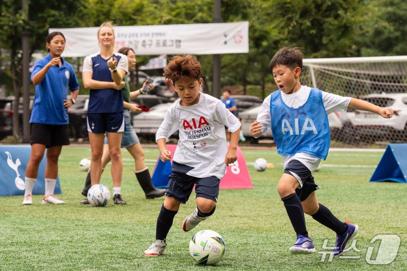 AIA그룹은 영국프리미어리그&#40;EPL&#41; 축구팀 ‘토트넘 홋스퍼’와 2027년 7월부터 2032년 6월까지 토트넘의 글로벌 트레이닝 파트너로 협력을 이어가는 파트너십 계약을 체결했다. 사진은 지난 9월 AIA생명이 토트넘의 글로벌 풋볼 디벨롭먼트 코치진과 함께 진행한 &#39;어린이 건강축구 프로그램&#39; 현장/사진제공=AIA생명