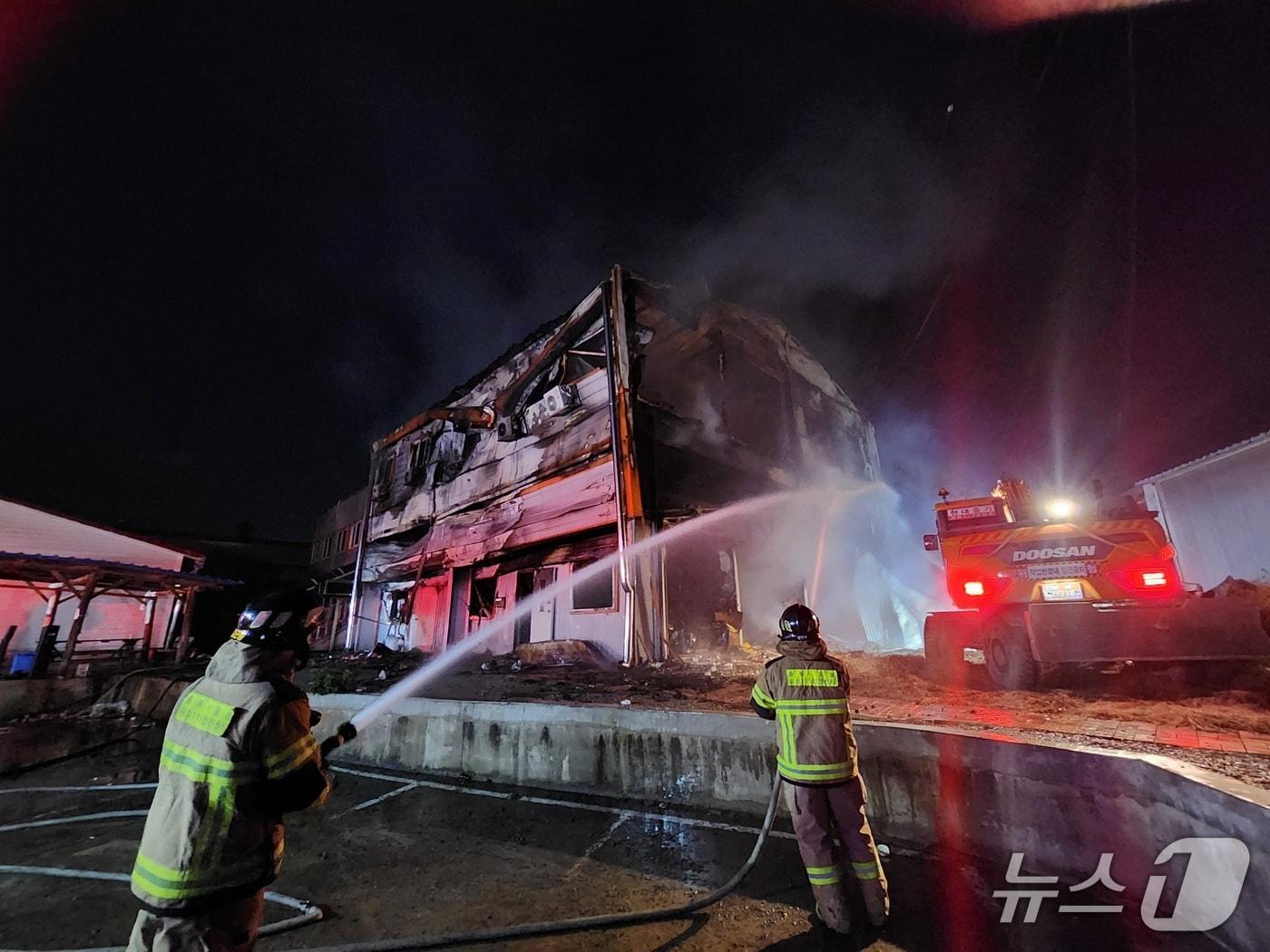 본문 이미지 - 4일 오후 10시 39분쯤 충북 음성군 대소면 한 2층짜리 공장 기숙사에서 불이 나 소방당국이 화재를 진압하고 있다.(음성소방서 제공. 재판매 및 DB금지)/뉴스1