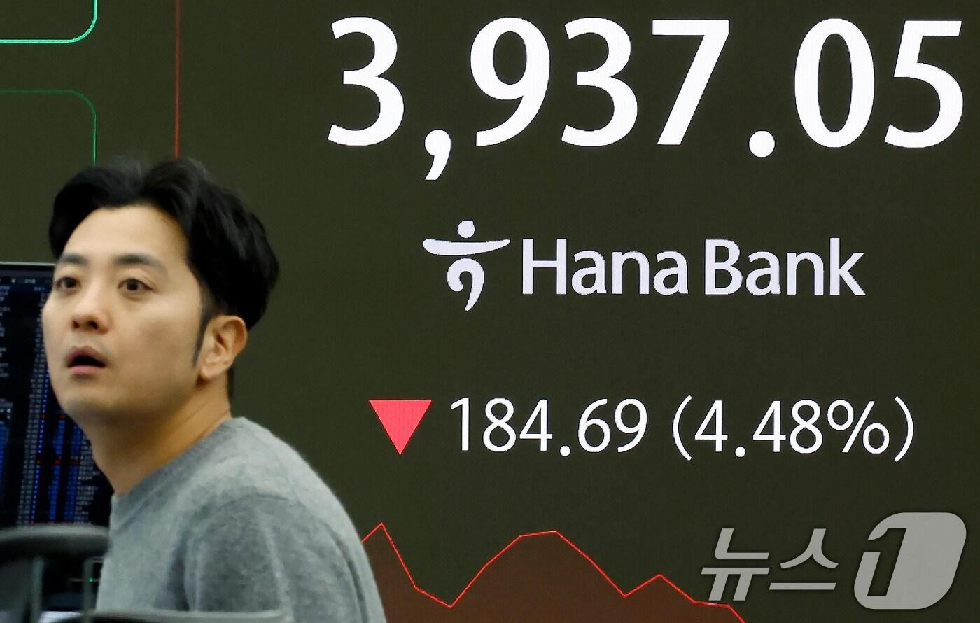 5일 오전 서울 중구 하나은행 딜링룸에 코스피 시황이 표시되고 있다. 이날 코스피는 66.27p 하락하며 출발해 장중 4000선이 붕괴됐다. 2025.11.5/뉴스1 ⓒ News1 박정호 기자