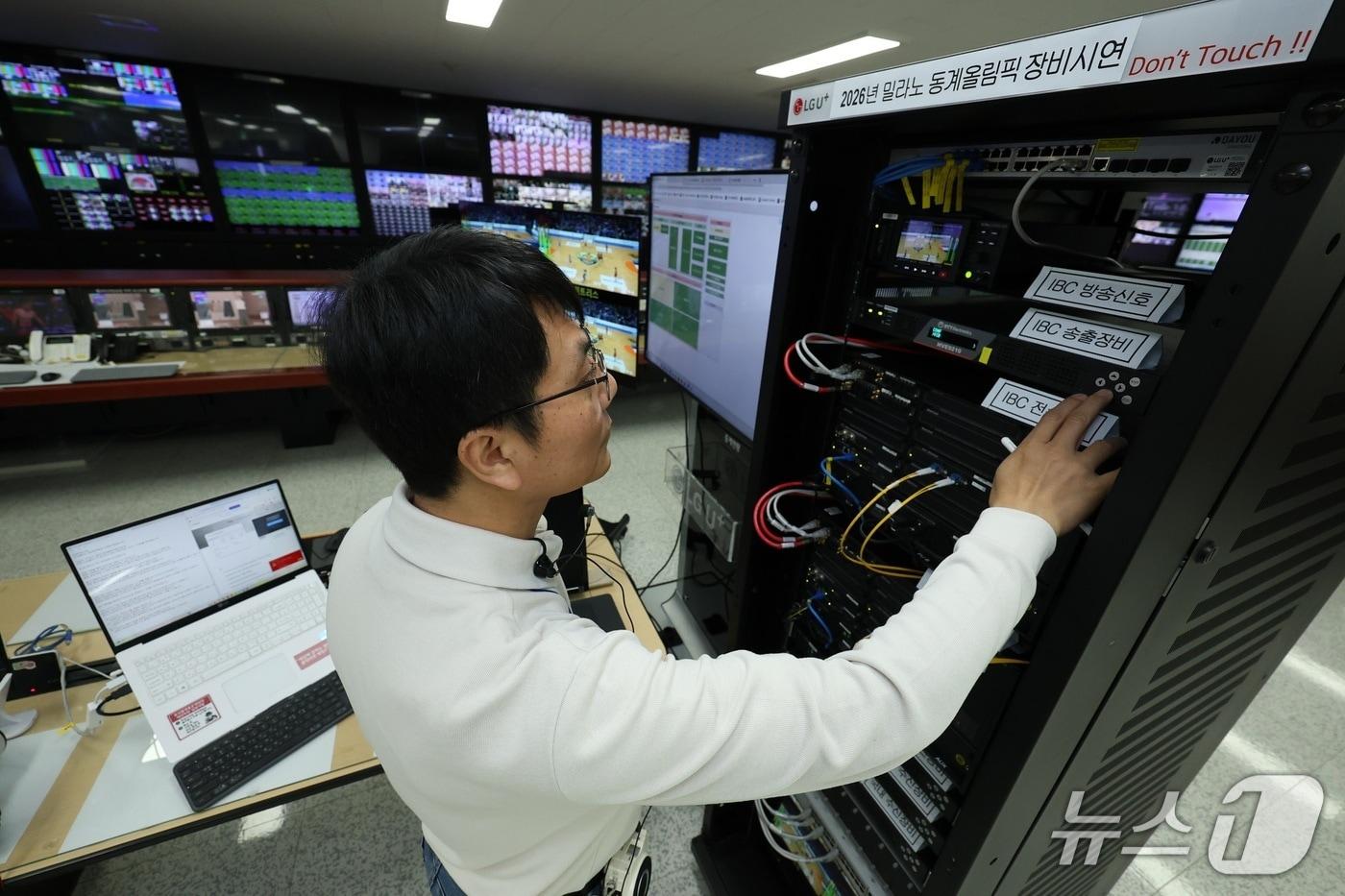 LG유플러스가 내년 2월 이탈리아 밀라노에서 개최되는 동계올림픽 방송 중계 준비에 돌입했다. 사진은 LG유플러스 임직원이 안양사옥 방송센터에서 ‘히트리스 프로텍션’ 기술을 시연하고 있는 모습