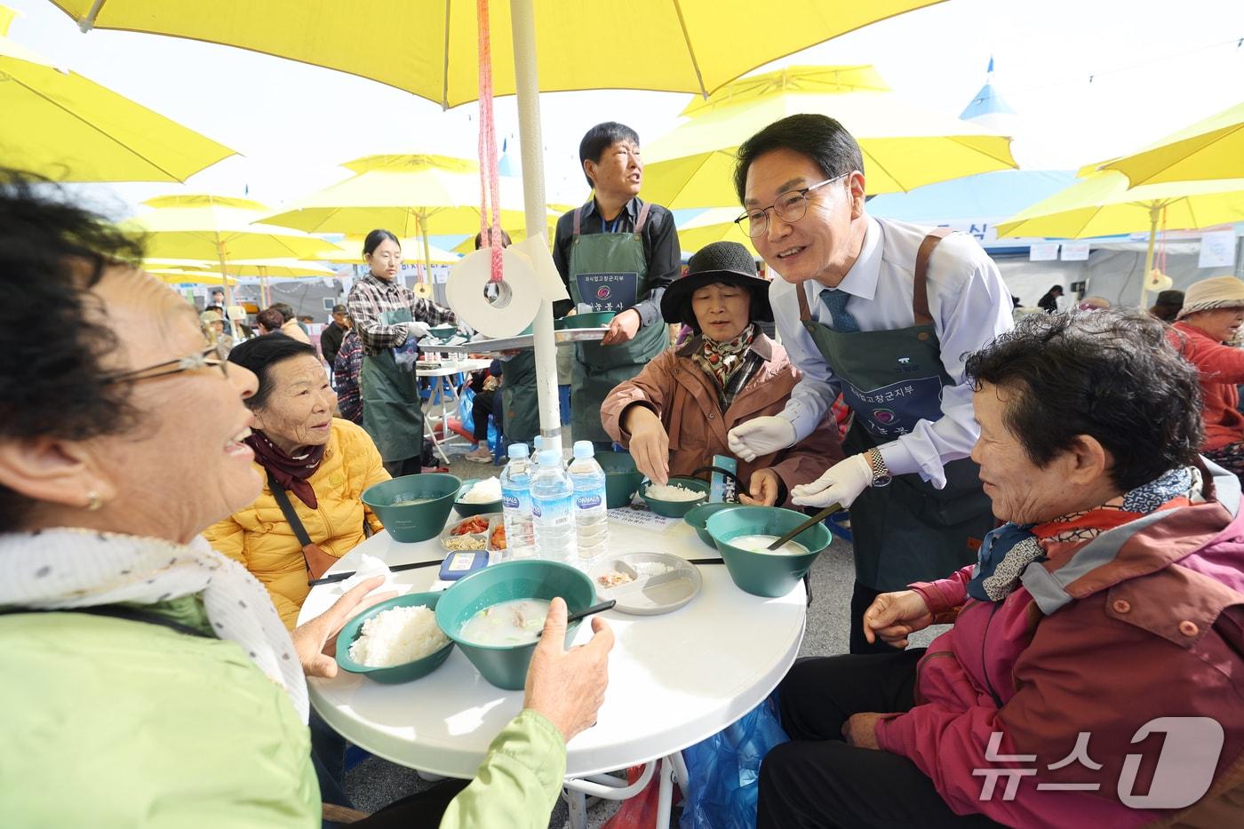 심덕섭 전북 고창군수가 노인들에게 식사 배식을 하고 있다.&#40;고창군제공, 재판매 및 DB금지&#41;2025.11.5/뉴스1