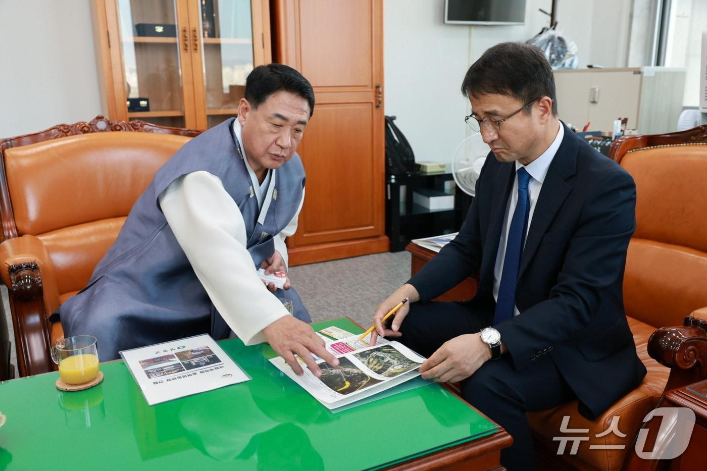 정영철 영동군수가 국회 한병도 예산결산특별위원장을 만나 국립국악원 영동분원 설립의 필요성과 당위성을 설명하고 있다. &#40;영동군 제공. 재판매 및 DB금지&#41; /뉴스1