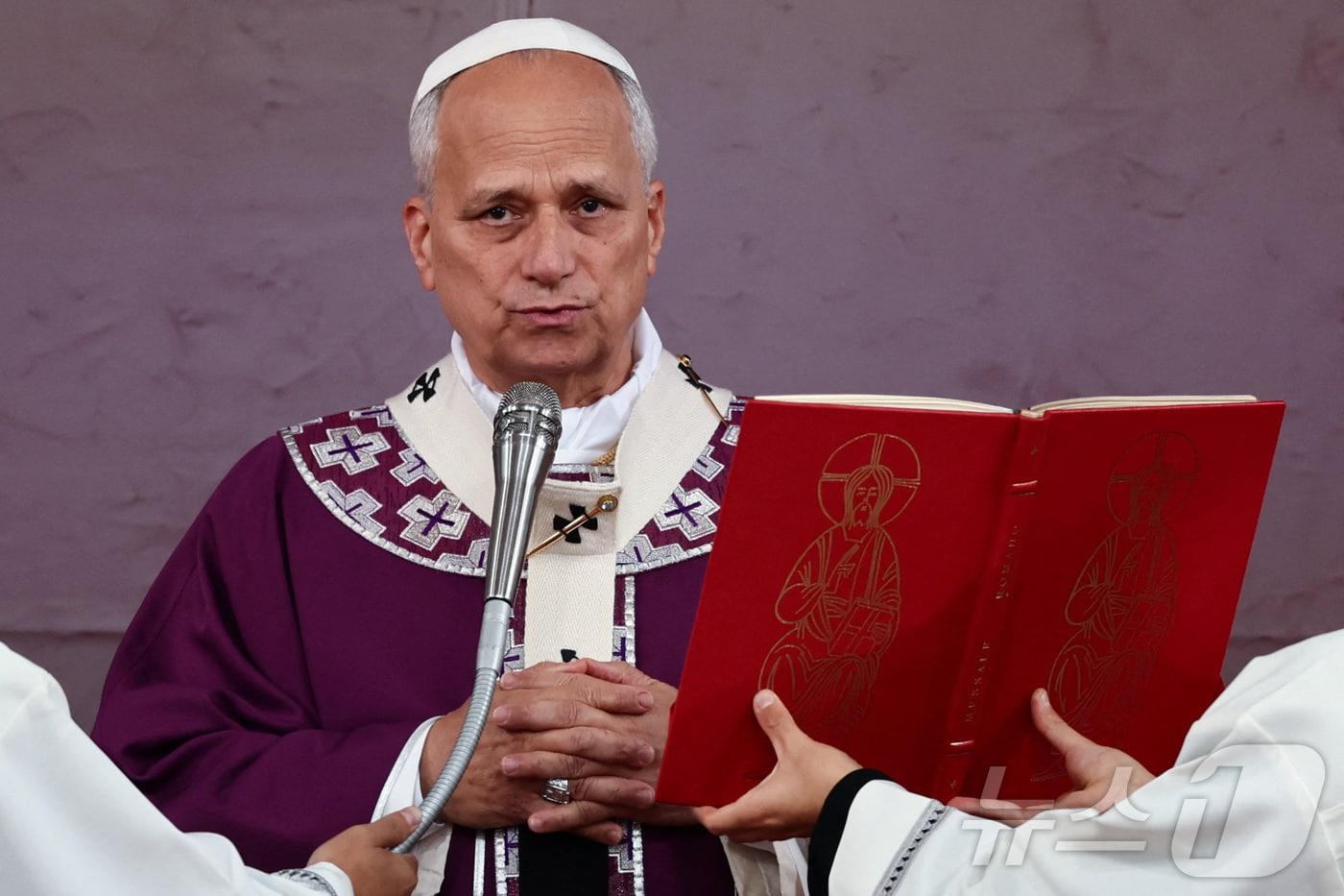 레오 14세 교황이 2일&#40;현지시간&#41; &#39;위령의 날&#39;을 맞아 이탈리아 로마 베라노 공동묘지에서 미사를 집전하고 있다. 2025.11.02. ⓒ 로이터=뉴스1 ⓒ News1 윤다정 기자