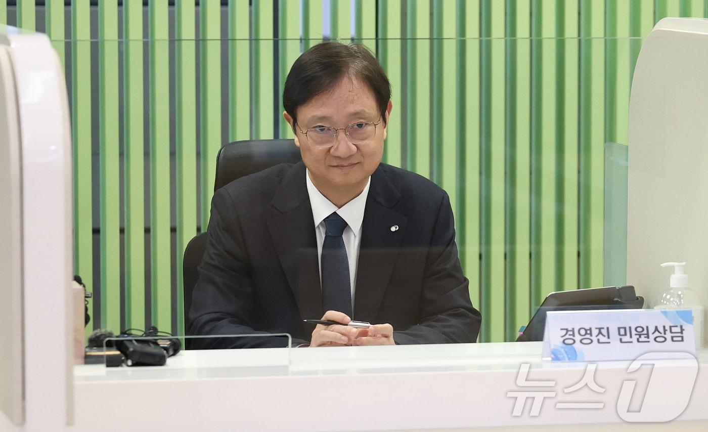이찬진 금융감독원장이 5일 오전 &#39;경영진 민원상담 Day&#39;를 맞아 서울 여의도 금융감독원 금융민원센터에서 민원인을 기다리고 있다. 이날 민원 상담은 금감원 경영진이 금융소비자와의 직접 만남을 통해 공감대를 넓히고 금융소비자의 신뢰를 제고하기 위해 마련됐다. ⓒ News1 오대일 기자