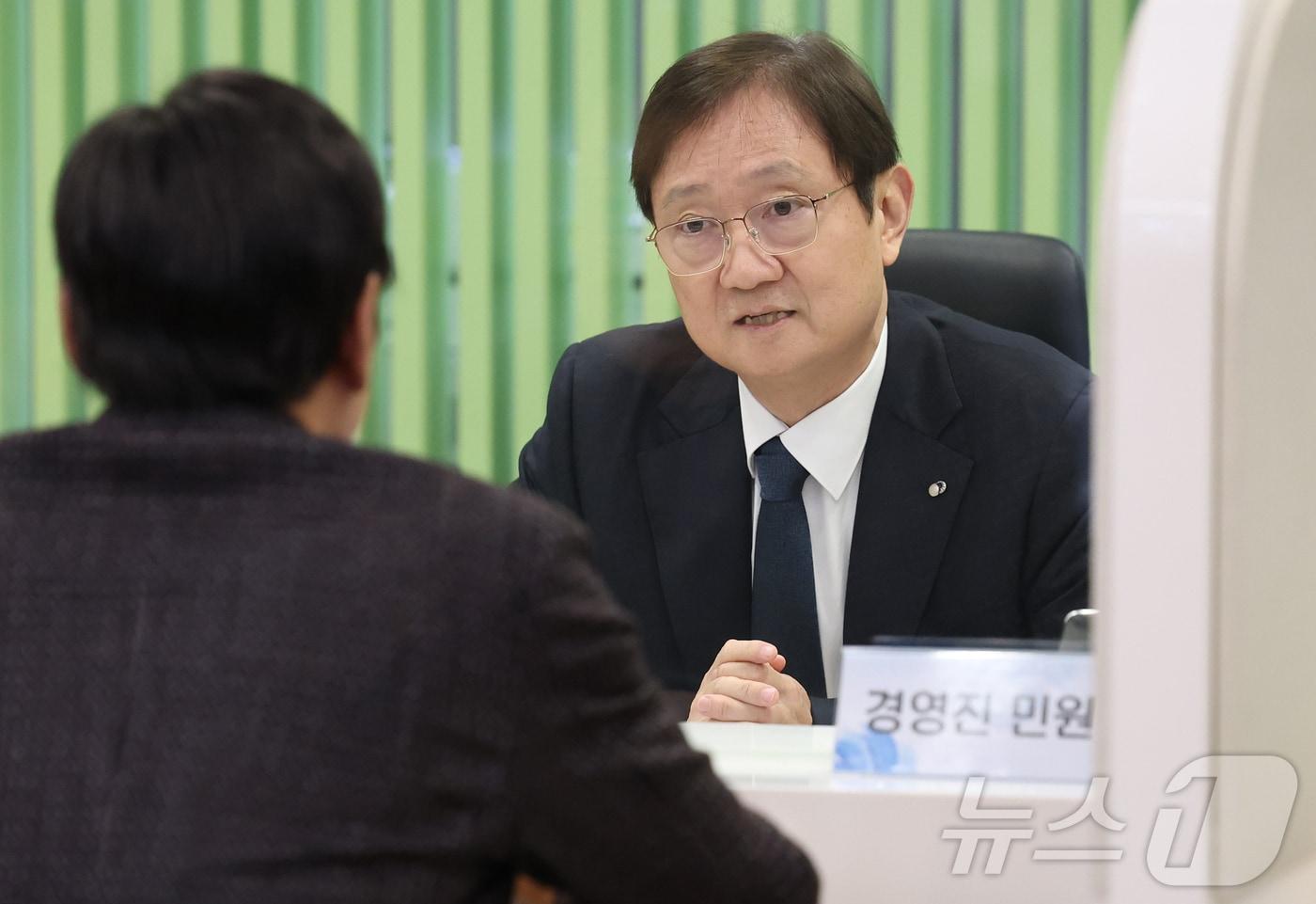 이찬진 금융감독원장이 5일 오전 &#39;경영진 민원상담 Day&#39;를 맞아 서울 여의도 금융감독원 금융민원센터 상담 부스에서 민원인과 상담을 하고 있다. 이날 민원 상담은 금감원 경영진이 금융소비자와의 직접 만남을 통해 공감대를 넓히고 금융소비자의 신뢰를 제고하기 위해 마련됐다. ⓒ News1 오대일 기자