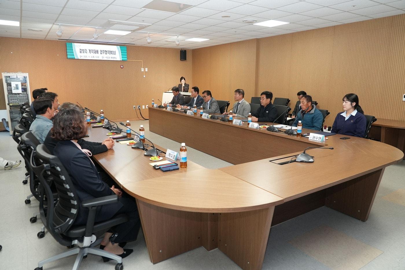 &#39;겉보리 계약재배&#39; 업무협약 체결식 진행 모습.&#40;서천군 제공. 재판매 및 DB금지&#41;/뉴스1