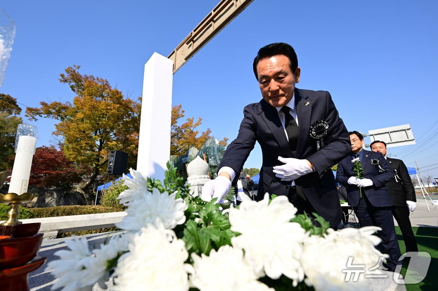 헌화식하는 백성현 논산시장 (논산시 제공.재판매 및 DB금지)/뉴스1