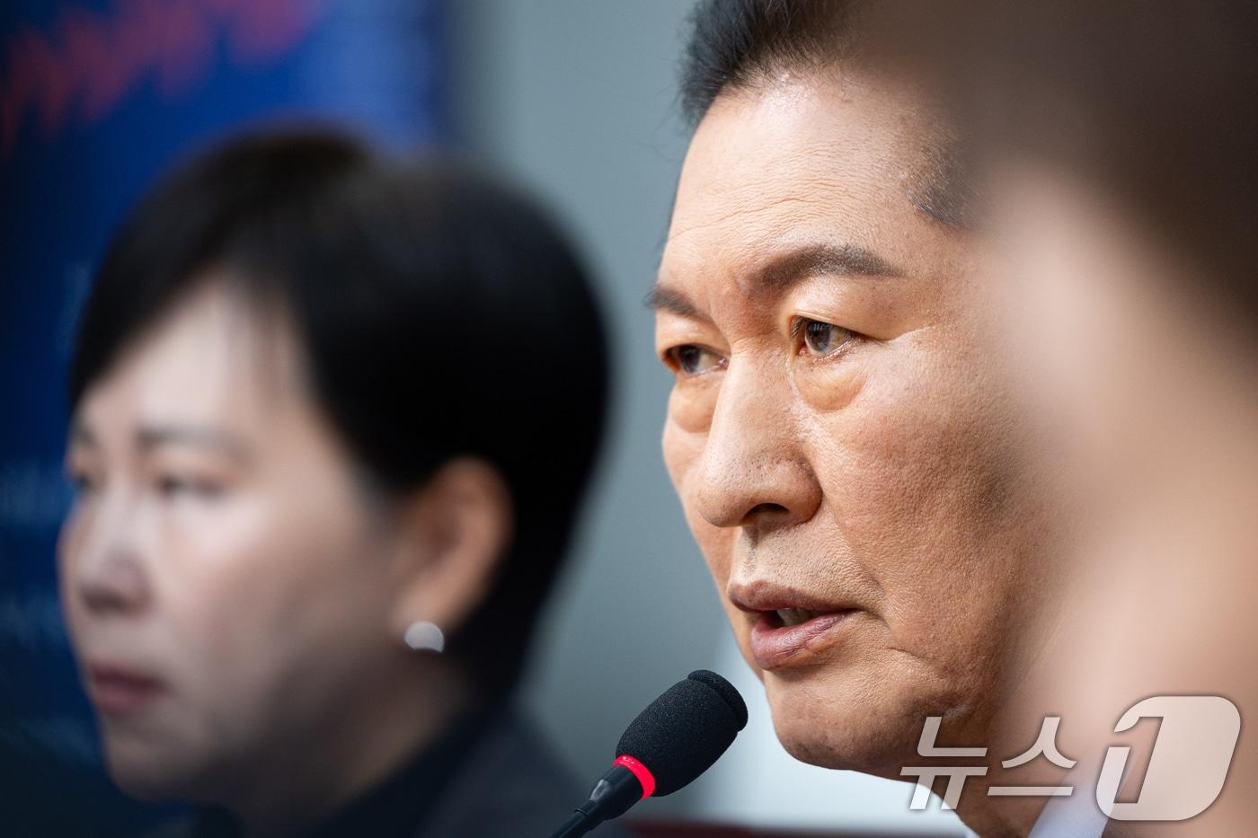 정청래 더불어민주당 대표가 5일 서울 여의도 국회에서 열린 최고위원회의에서  &#34;추경호 전 원내대표 혐의가 유죄로 확정을 받으면 내란에 직접 가담한 국민의힘은 열 번이고, 백 번이고 정당 해산감입니다&#34;는 발언을 하고 있다. 2025.11.5/뉴스1 ⓒ News1 유승관 기자