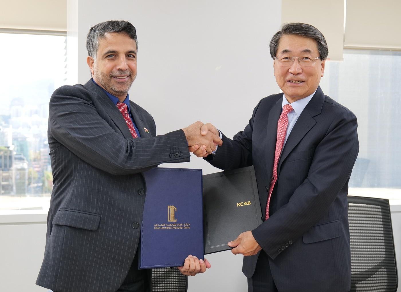 본문 이미지 - 신현윤 대한상사중재원장과Abdullah Al Mandhari 오만상사중재센터 대표.  