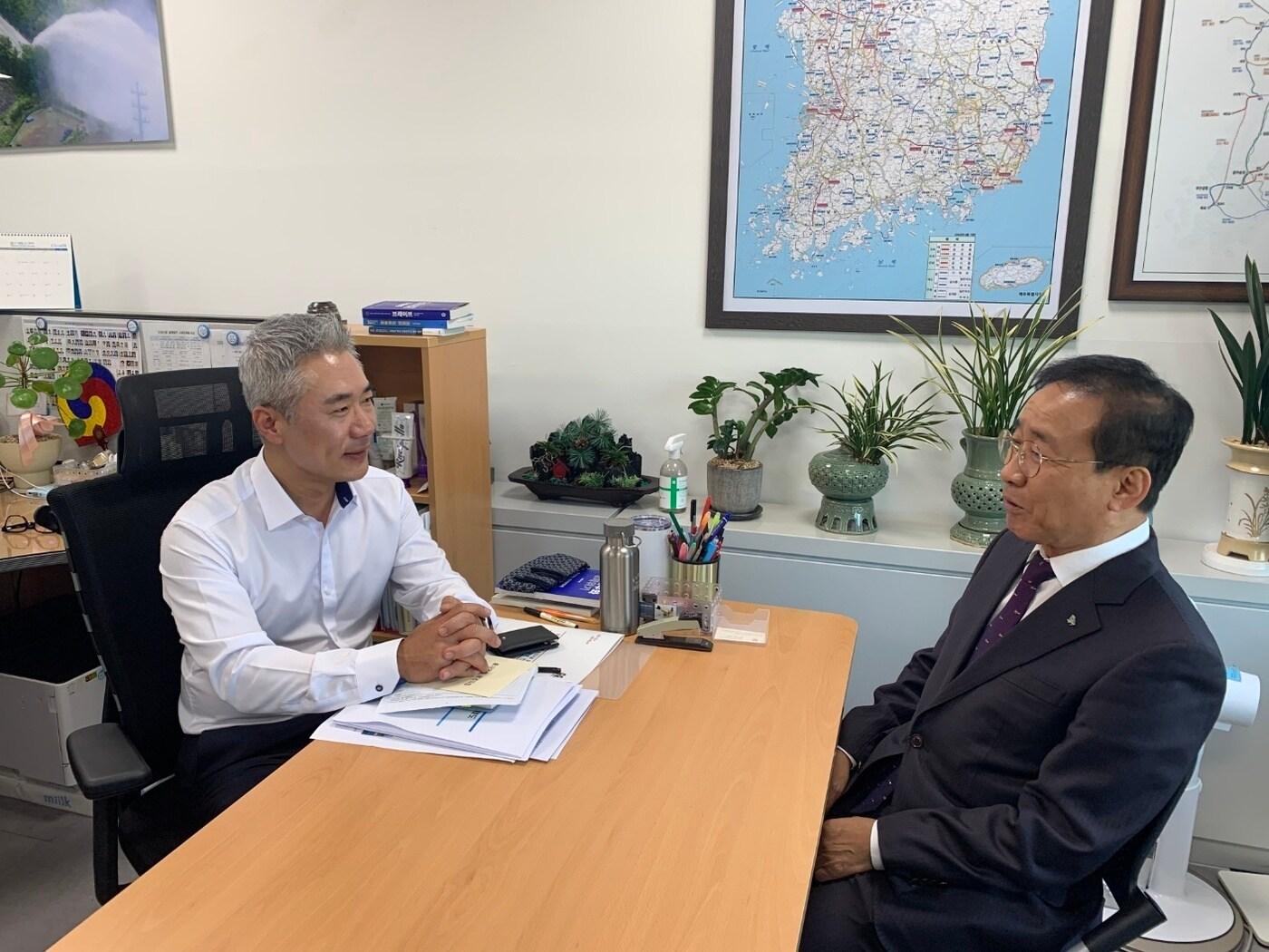 본문 이미지 - 김문근 단양군수가 이재우 기재부 총사업비과장과 국비 관련 등을 요청했다.(단양군 제공, 재판매 및 DB금지)/뉴스1