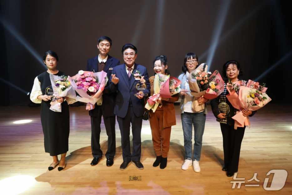 본문 이미지 - 제1회 장기요양인의 날 기념행사 계룡시장 표창 수여자들 (계룡시 제공.재판매 및 DB금지)/뉴스1(계룡시 제공.재판매 및 DB금지)/뉴스1