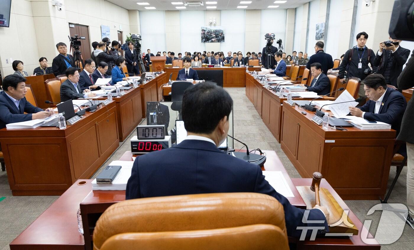 성일종 위원장이 5일 서울 여의도 국회에서 열린 제429회국회&#40;정기회&#41; 국방위원회 제6차 전체회의에서 의사봉을 두드리고 있다. 2025.11.5/뉴스1 ⓒ News1 이승배 기자