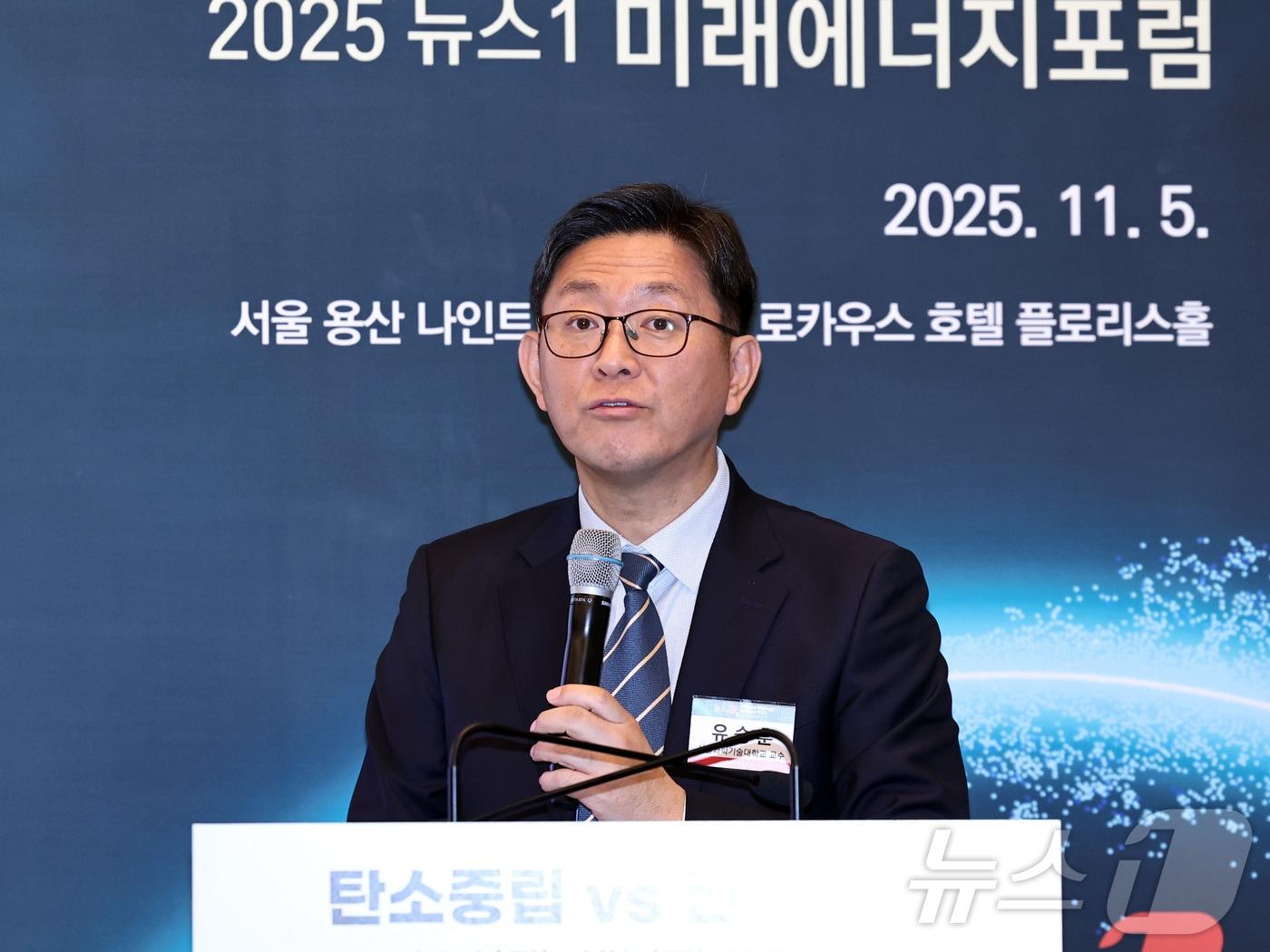 본문 이미지 - 유승훈 서울과학기술대학교 교수가 5일 오전 서울 용산구 나인트리 프리미어 로카우스 호텔 용산에서 열린 &#39;2025 뉴스1 미래에너지포럼&#39;&#40;NFEF 2025&#41;에서 &#39;AI는 전기 먹는 하마인가?-글로벌 전력 수요 폭증&#39;을 주제로 세션발표를 하고 있다. 2025.11.5/뉴스1 ⓒ News1 구윤성 기자