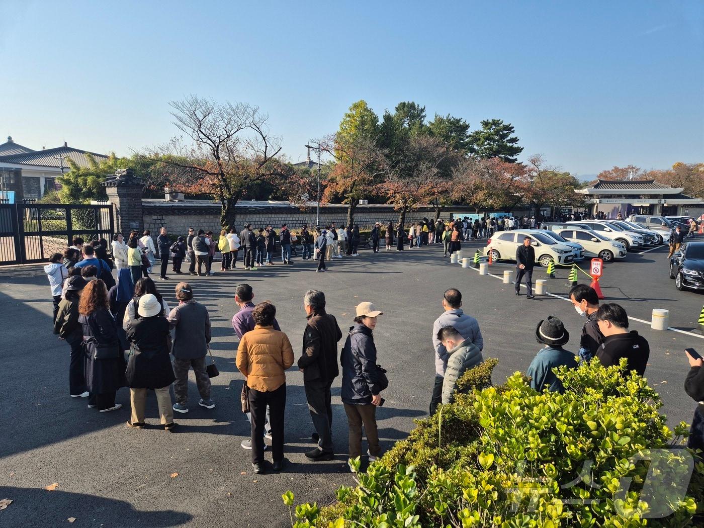 본문 이미지 - 지난해 11월 5일  2025 아시아태평양경제협력체(APEC) 정상회의 기간 한·미 정상회담이 열렸던 경주 국립박물관을 찾은 관광객들이 줄을 서서 입장을 기다리고 있는 모습.(뉴스1 자료, 재판매 및 DB금지) 2026.4.6/ ⓒ 뉴스1 김대벽기자