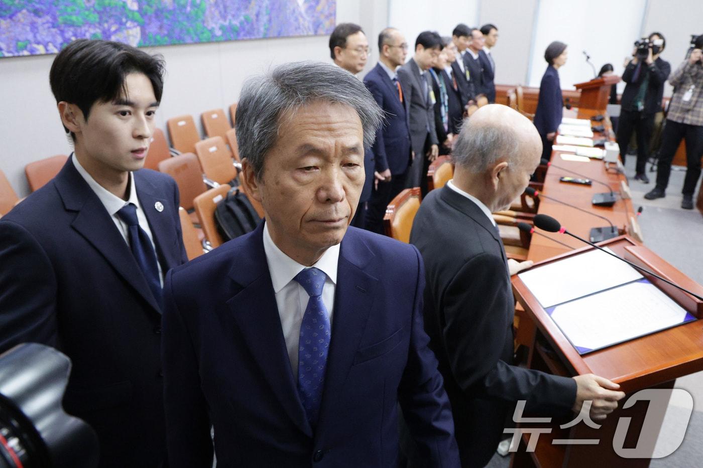 김용원 국가인권위원회 상임위원이 5일 서울 여의도 국회 운영위원회에서 열린 국가인권위원회에 대한 국정감사에서 증인 선서를 거부한 뒤 퇴장당하고 있다. 2025.11.5/뉴스1 ⓒ News1 신웅수 기자