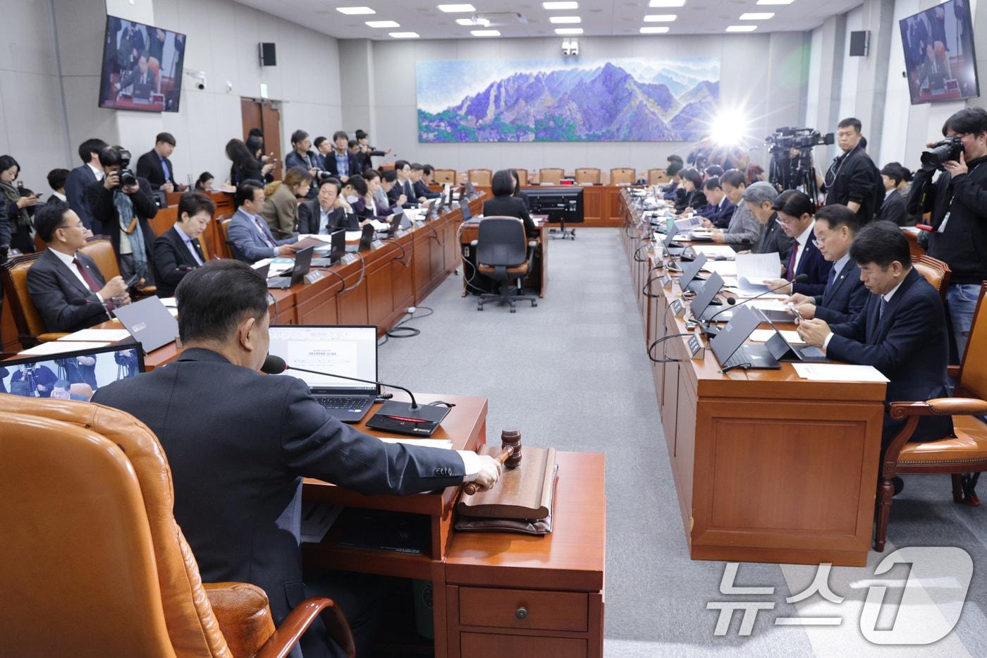 김병기 위원장이 5일 서울 여의도 국회 운영위원회에서 열린 국가인권위원회에 대한 국정감사에서 개의를 선언하고 있다. 2025.11.5/뉴스1 ⓒ News1 신웅수 기자