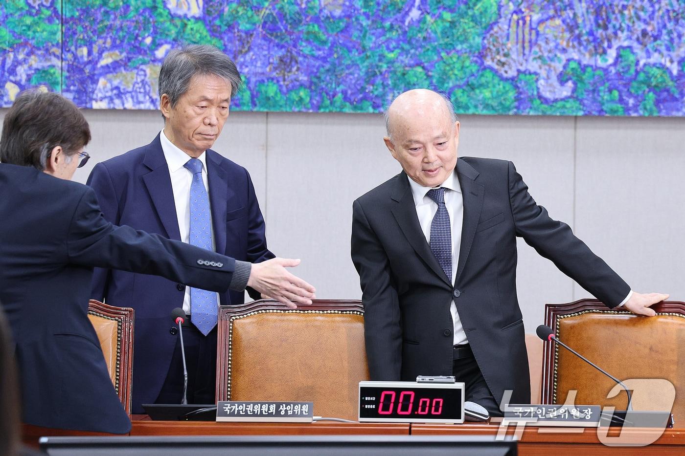 안창호 국가인권위원회 위원장과 김용원 상임위원이 지난 5일 서울 여의도 국회 운영위원회에서 열린 국가인권위원회에 대한 국정감사에 출석하고 있다. 2025.11.5/뉴스1 ⓒ News1 신웅수 기자