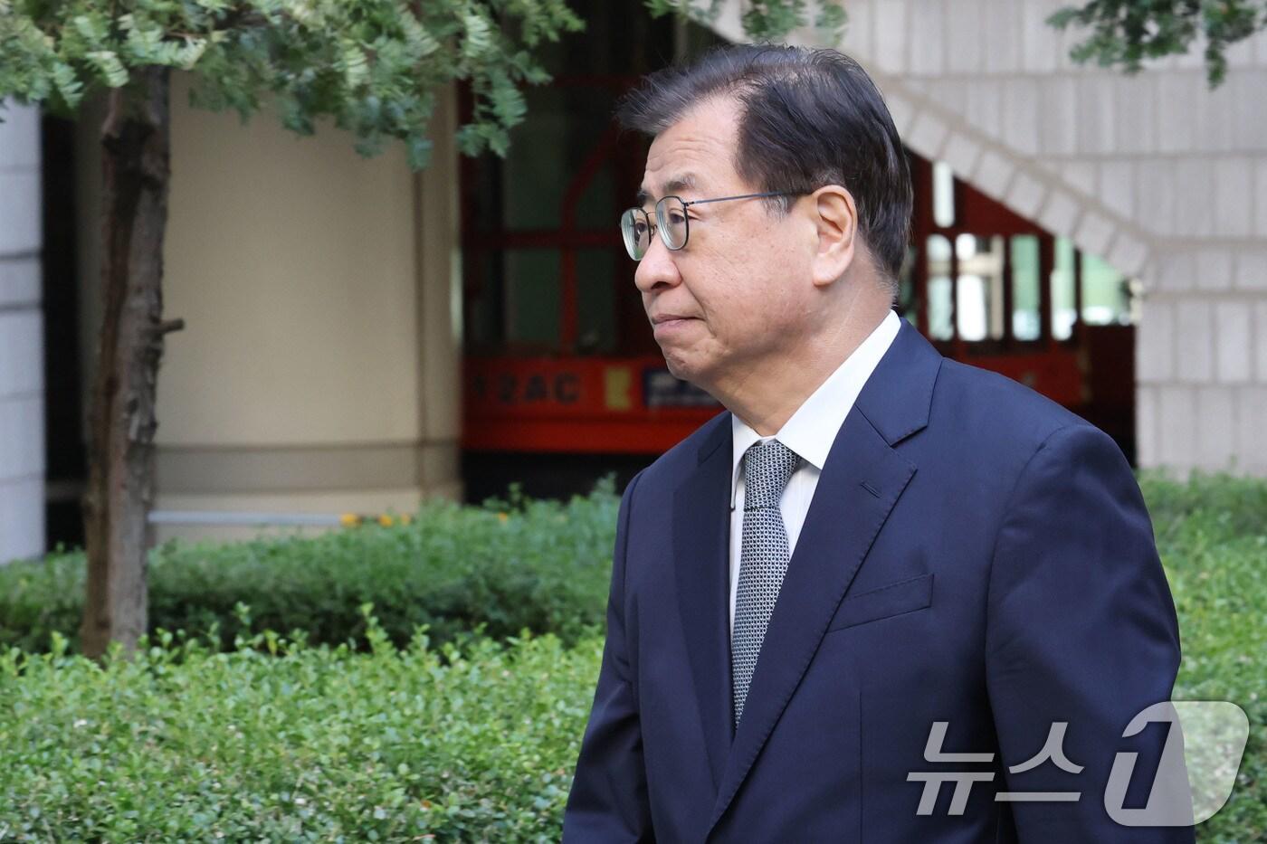 서해 공무원 피격 사건을 은폐하려 한 혐의로 재판에 넘겨진 서훈 전 국가안보실장이 5일 오전 서울 서초구 서울중앙지방법원에서 열린 결심공판에 출석하고 있다. 2025.11.5/뉴스1 ⓒ News1 이광호 기자