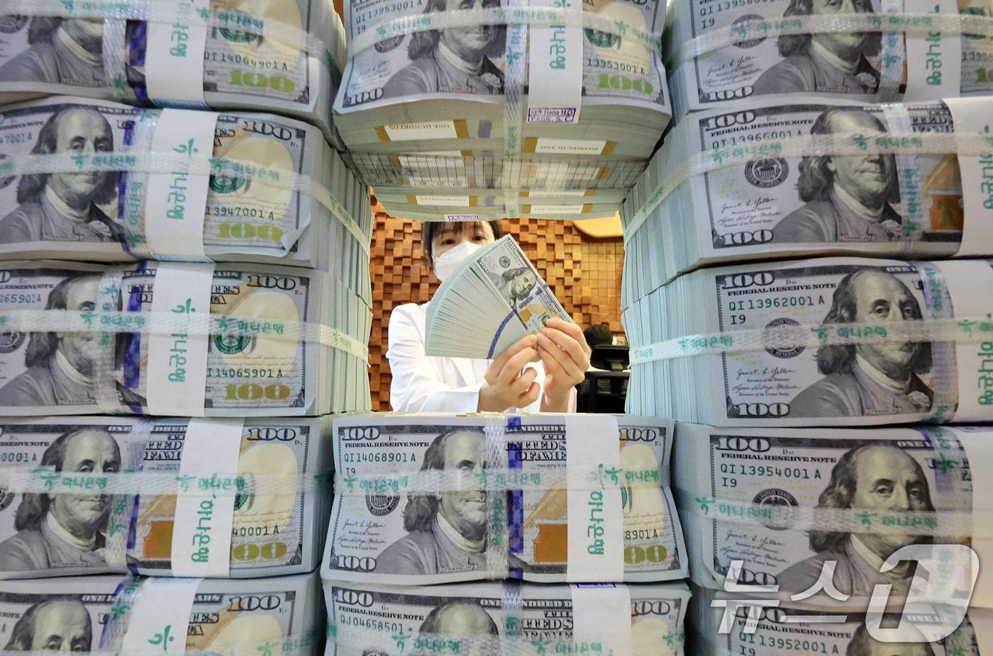 서울 중구 하나은행 위변조대응센터에 은행 관계자가 달러화를 정리하는 모습. 2025.11.5/뉴스1 ⓒ News1 이호윤 기자