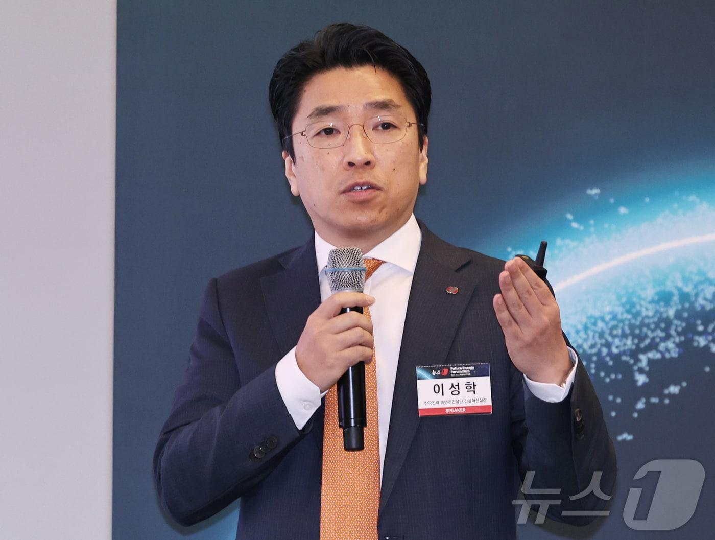 본문 이미지 - 이성학 한국전력 송변전건설단 건설혁신실장이 5일 오전 서울 용산구 나인트리 프리미어 로카우스 호텔 용산에서 열린 &#39;2025 뉴스1 미래에너지포럼&#39;&#40;NFEF 2025&#41;에서 &#39;지역분산형 발전과 국가기간 전력망 확충&#39;을 주제로 세션발표를 하고 있다. 2025.11.5/뉴스1 ⓒ News1 구윤성 기자