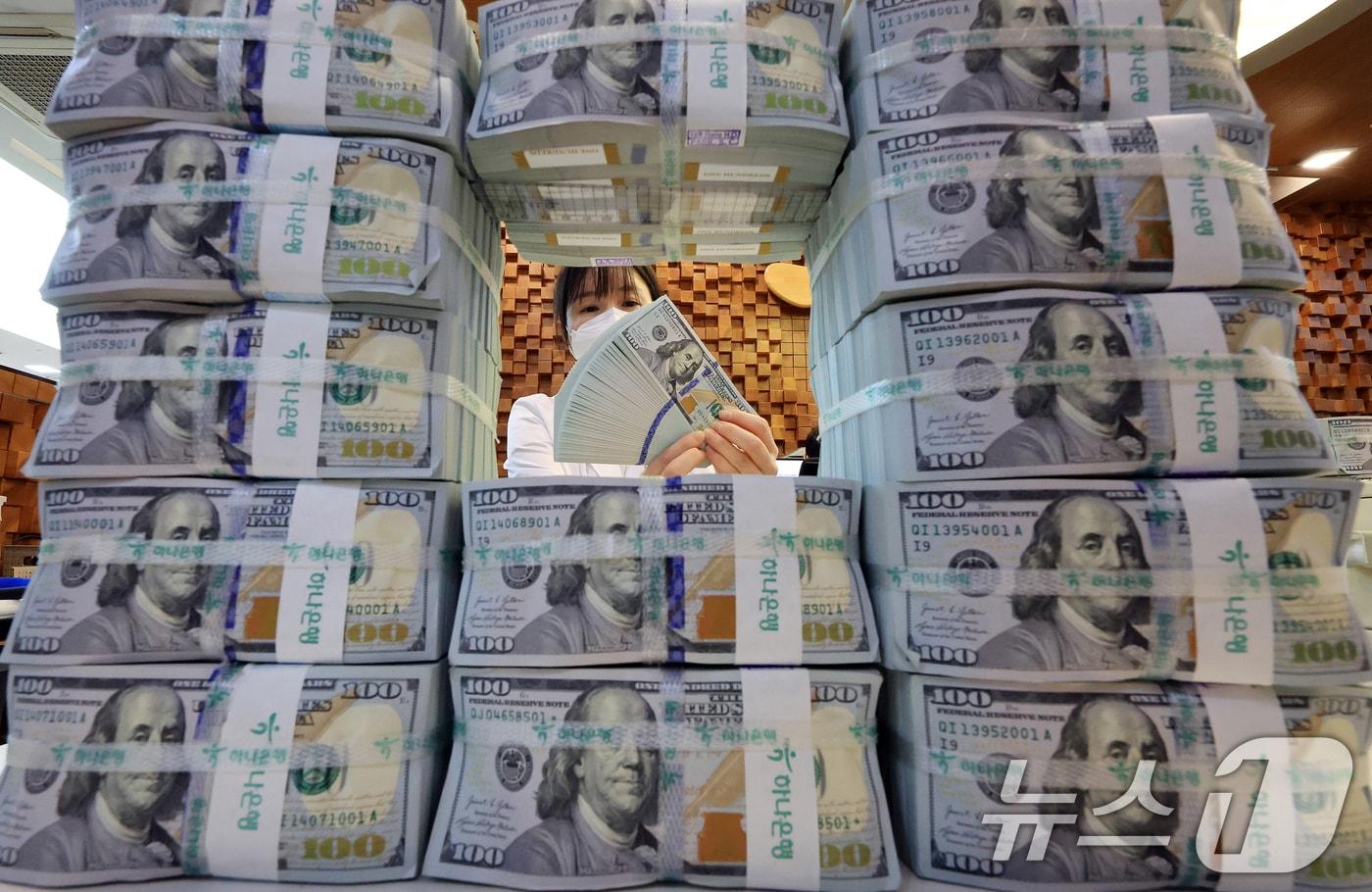  서울 중구 하나은행 위변조대응센터에 은행 관계자가 달러화를 정리하는 모습. 2025.11.5/뉴스1 ⓒ News1 이호윤 기자