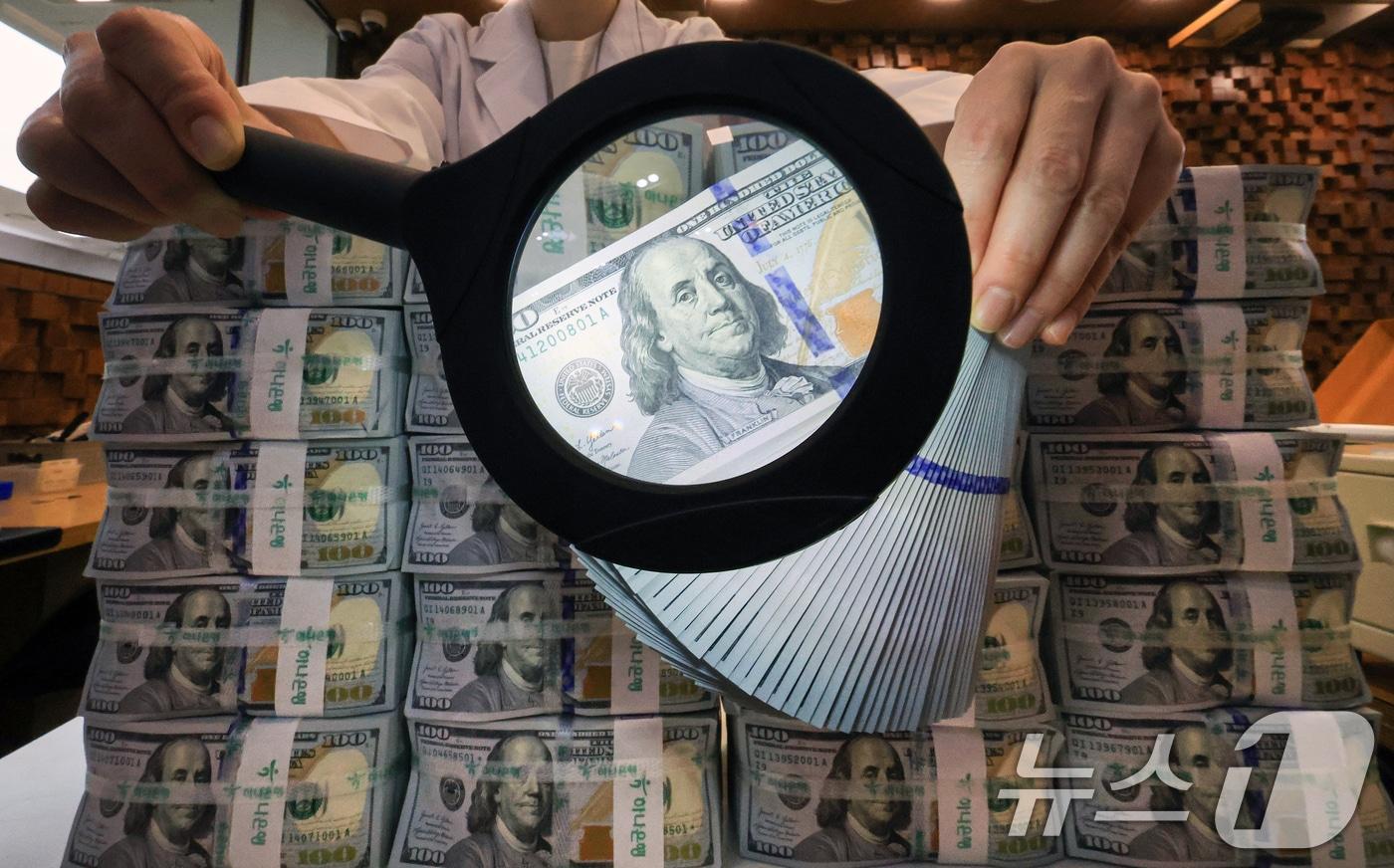 서울 중구 하나은행 위변조대응센터에 놓인 달러화. 2025.11.5/뉴스1 ⓒ News1 이호윤 기자
