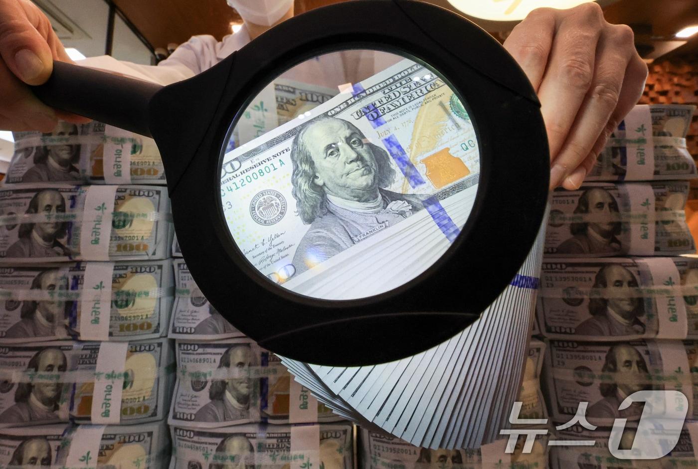 서울 중구 하나은행 위변조대응센터에 놓인 달러화. 2025.11.5/뉴스1 ⓒ News1 이호윤 기자