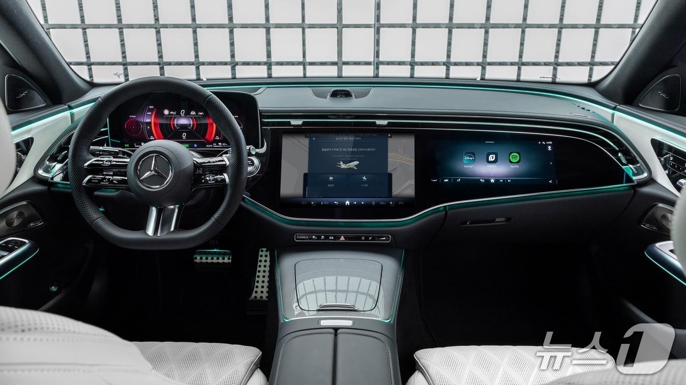 메르세데스-벤츠 차량 내 인포테인먼트 시스템 &#39;MBUX&#39; 3세대에 무선 소프트웨어 업데이트&#40;OTA&#41;로 각종 엔터테인먼트 애플리케이션과 내비게이션 편의 기능이 추가된 모습&#40;메르세데스-벤츠 코리아 제공&#41;. 2025.11.05.