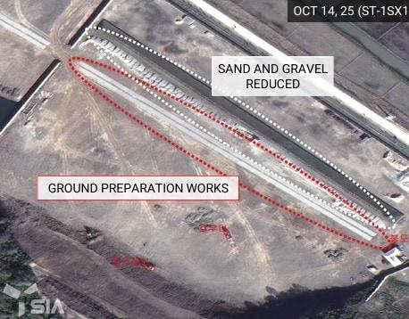 본문 이미지 - 두만강 인근 석유 저장소 남서쪽 비축지에 쌓여 있던 모래와 자갈이 지난 10월부터 평행선의 띠 형태로 정리된 모습. &#40;NK 인사이트 보고서 갈무리&#41;